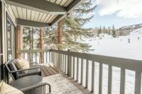 B&B Snowmass Village - Updated 2BR Condo with Hot Tub - Mountain Views! - Bed and Breakfast Snowmass Village