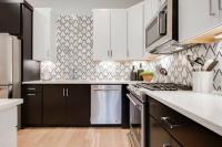 1-Story Condo Near Vandy, Elevator, Garage, Patio Two Bedroom with 1 King and 2 Queens, Walk to Campus and Centennial Park, 10 Mins to Downtown, 24 Hr Hospitality - B&B Nashville