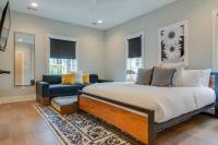 Spacious 4BR, Rooftop Patio, Garage, Walk to Faves, 5 Mins to Nissan Stadium, Less than 10 Mins to Broadway, 24 Hr Hospitality, Great for Groups - Chambres d'hôtes Nashville