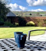 Vast, Elegant Home with Indoor Pool & Sauna near Popular Golf Course - B&B Kington