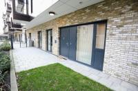 Aisiki Stays Apartments at Queensbury, Ground Floor, 2-Bedroom and 2-Bathroom, King or Twin beds with Front Porch, FREE Wi-Fi & PARKING SPACE - Chambres d’hôtes Wealdstone