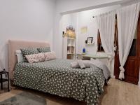 habitacion con baño compartido en casa con familia - Bed and Breakfast