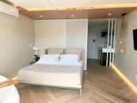 Studio Lit Queen-Size