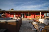 Luxury Joshua Tree Retreat w/ Hot Tub, BBQ & Games - B&B