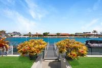 B&B Banksia Beach - Spacious Holiday Unit on Canal at Banksia Beach - Bed and Breakfast Banksia Beach