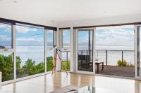 B&B South Arm - 'Syrrah Serenity' Beachfront Bliss at Opossum Bay - Bed and Breakfast South Arm