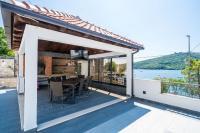 Comfort One Bedroom Apartment with Balcony and Sea View