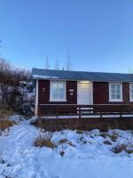 Cozy 2 bedroom cottage with hot tub - Chambres d'hôtes Akureyri