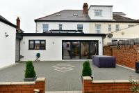 City Bliss Escape - free parking and family-sized comfort - B&B