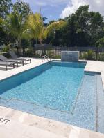 Modern 2 bedroom walking distance to the beach! - B&B