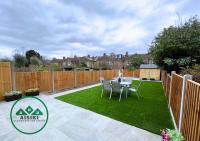 Aisiki Stays Apartments at Enfield, Airconditioned & Pet Friendly, Ground Floor, 3-Bedroom & 2-Bathroom Flat, King or Twin Beds with Garden, Free Wi-Fi and Parking Space - Chambres d'hôtes Londres