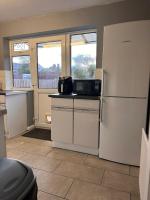 Letzi - Modern 2 Bedroom Apartment Near Heathrow - Chambres d’hôtes