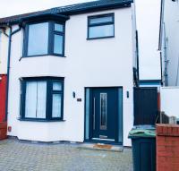 B&B Luton - Newly Refurbished - Affordable Four Bedroom Semi-Detached House Near Luton Airport and Luton Hospital - Bed and Breakfast Luton