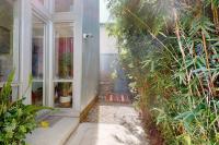 Hip Modern Architectural Loft Home By The Beach - B&B
