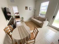 B&B Homestead - Cozy Apartment Near the Everglades that Fits up to 4 Guests - Bed and Breakfast Homestead