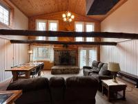 B&B Guys Mills - Modern Getaway cabin, sleeps 7 Near Meadville - Bed and Breakfast Guys Mills