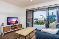 Slick 1 Bedroom + Carpark Apartment - walk to City - Bed and Breakfast Brisbane