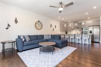 B&B Nashville - Spacious townhome, Secure Private Garage, Full Kitchen, 6min to Airport! Sleeps 12! - Bed and Breakfast Nashville