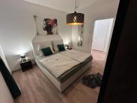 B&B Bremerhaven - Moderne Ferienwohnung Green Forest mit Infrarotsauna, Balkon und Stellplatz - Bed and Breakfast Bremerhaven