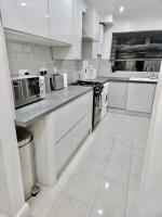 B&B Staines-upon-Thames - Cosy 3 bedroom Near Heathrow - 6 beds, sleeps 7, FREE PARKING - Bed and Breakfast Staines-upon-Thames
