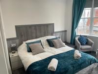 Monarch House - 5 ensuite rooms, 1 Ground floor bedroom, Sleeps 16, 60 yds beach & harbour, Dog Friendly - B&B Weymouth