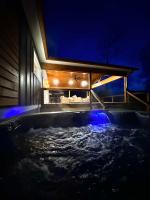 Glamp House Lake and Mountain Views Hot Tub by Hiawassee Glamping - Chambres d'hôtes Hiawassee