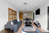 B&B London - Stylish 2 Bed Bungalow in East Ham, Close to Excel - Bed and Breakfast London