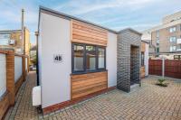 Stylish 2 Bed Bungalow in East Ham, Close to Excel - B&B