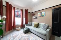 B&B Liverpool - Orange Rentals- 4 Bedroom Home- FREE Parking- Steps away from Penny Lane - Bed and Breakfast Liverpool