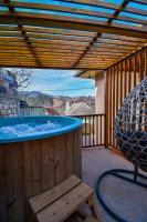 B&B Brasov - La Côte 26 - Restored Saxon Style House in the Old Town with Jacuzzi and Private Parking - Bed and Breakfast Brasov