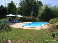 Fermette au calme avec piscine, jardin et étang de pêche - FR-1-591-333 - Bed and Breakfast