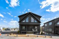SmokiesBoutiqueCabins would love to host you at our NEW cabin! 3 King Suites, Indoor Pool, Game Room, Lounge with 75" TV! Close to Dollywood and the Parkway! - B&B