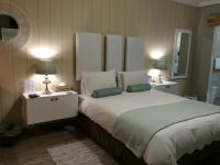 Zimmer mit Queensize-Bett und Gartenblick