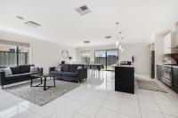 Modern 4BR house perfect for family getaway - Bed and Breakfast