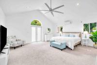 Center Grove - Lush & Spacious & New - 3 Bedrooms - B&B