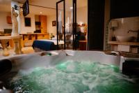 Studio with Spa Bath
