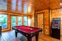 Modern Cabin, 3 King Suites, Hot Tub, Bunk Room, Incredible Views, Game Room, Theatre, Great for Families and Friend Groups Alike, Unmatched Location 10 Mins to Parkway and Gatlinburg, 24 Hr Hospitality, Seasonal Fireplace, Dog Friendly - Chambres d'hôtes Gatlinburg