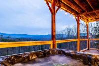 Dog Friendly Cabin, Hot Tub, 10 Mins to Dollywood , 3 Decks with Views, Sleeps 10, Near Parkway and Smoky Mountains, Cozy Living Space, 24H Support - Chambres d'hôtes Sevierville
