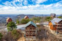 Dog Friendly Cabin, Hot Tub, 10 Mins to Dollywood , 3 Decks with Views, Sleeps 10, Near Parkway & Smoky Mountains, Cozy Living Space, 24H Support - B&B Sevierville