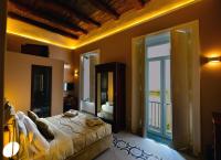 Habitación con cama grande y bañera de hidromasaje
