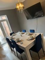 B&B Birmingham - Spacious 5 Bed Home in Birmingham Perfect for Families and Contractors! - Bed and Breakfast Birmingham