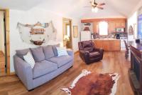 B&B Forsyth - Lakeside Retreat - Romantic Cabin - Resort Pool, Dock, Fire Pit! - Bed and Breakfast Forsyth