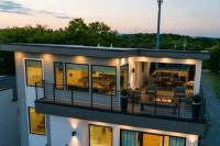 Modern Luxury Hot Tub Mini Golf Elevator Views - Bed and Breakfast Nashville