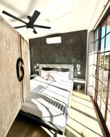 Habitación con cama extragrande.