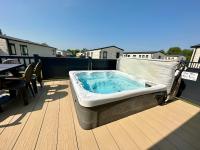 B&B South Cerney - The Boat House, Hot Tub Lodge - Bed and Breakfast South Cerney