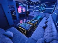 JPP l 角头间豪华私人KTV房120寸电视BBQ自动麻将机桌球PS4可以睡29个人5分钟Austin - B&B Johor Bahru