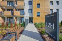 Fresh & Stylish Apartments in Poznań with Parking & Balcony by Noclegi Renters - B&B