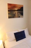 EnSuite Master Bedroom, private bathroom, inside family home, walking distance to Harry Potter - B&B Leavesden Green