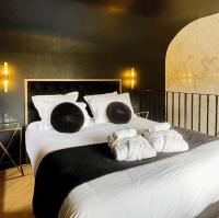 Zimmer mit Kingsize-Bett und Whirlpool