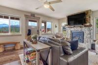 Cabin~Views~Heart of Town~W&D~Fireplace~Kitchen - B&B Woodland Park